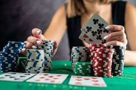 Antarmuka aplikasi mobile betwin188.chat menampilkan menu taruhan olahraga, kasino live, dan slot